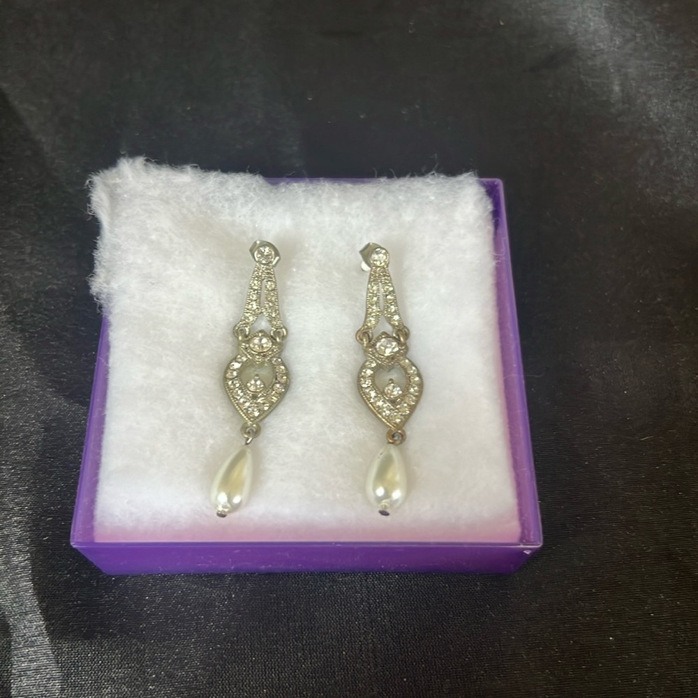 Beautiful dangle earrings sterling silver w/ pearl like stone